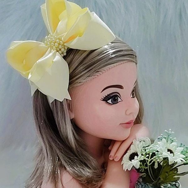 Tiara Belli Amarelo Claro Laço Miolo de Perolas