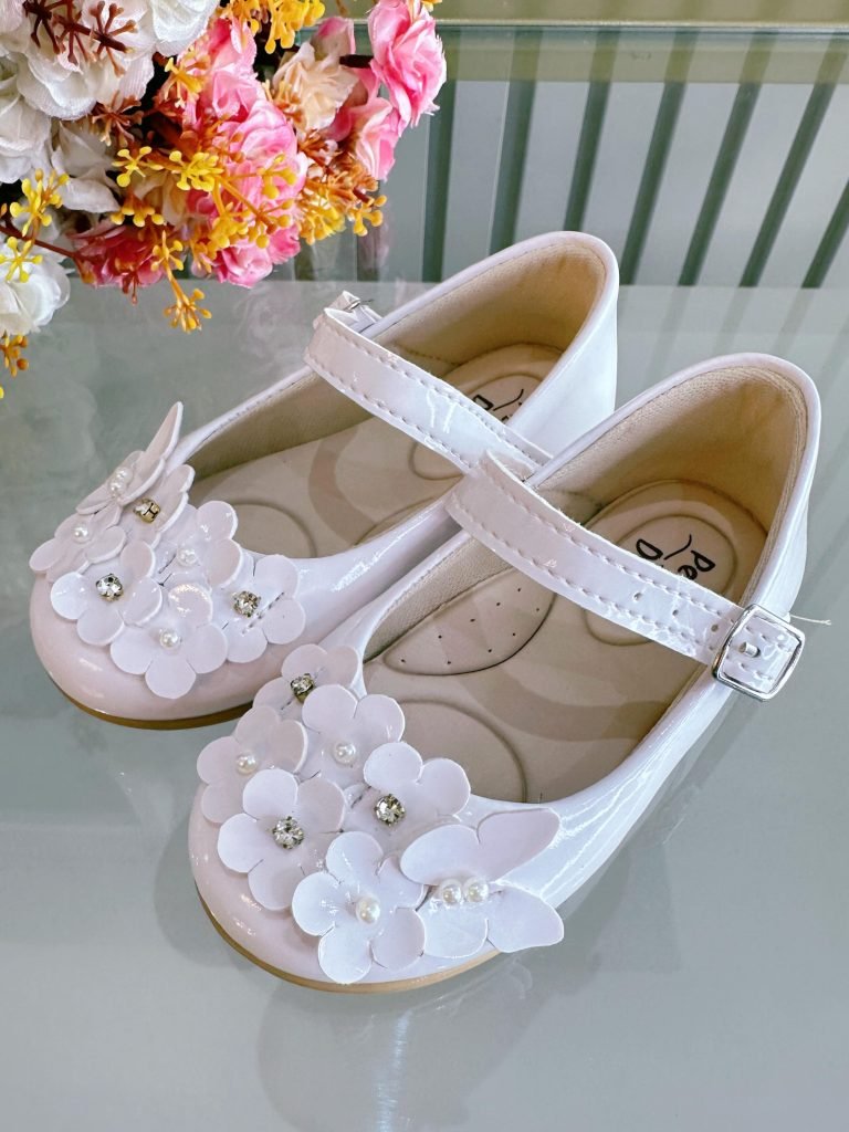 Sapatinho Branco Verniz Com Florzinhas e Strass Batizado