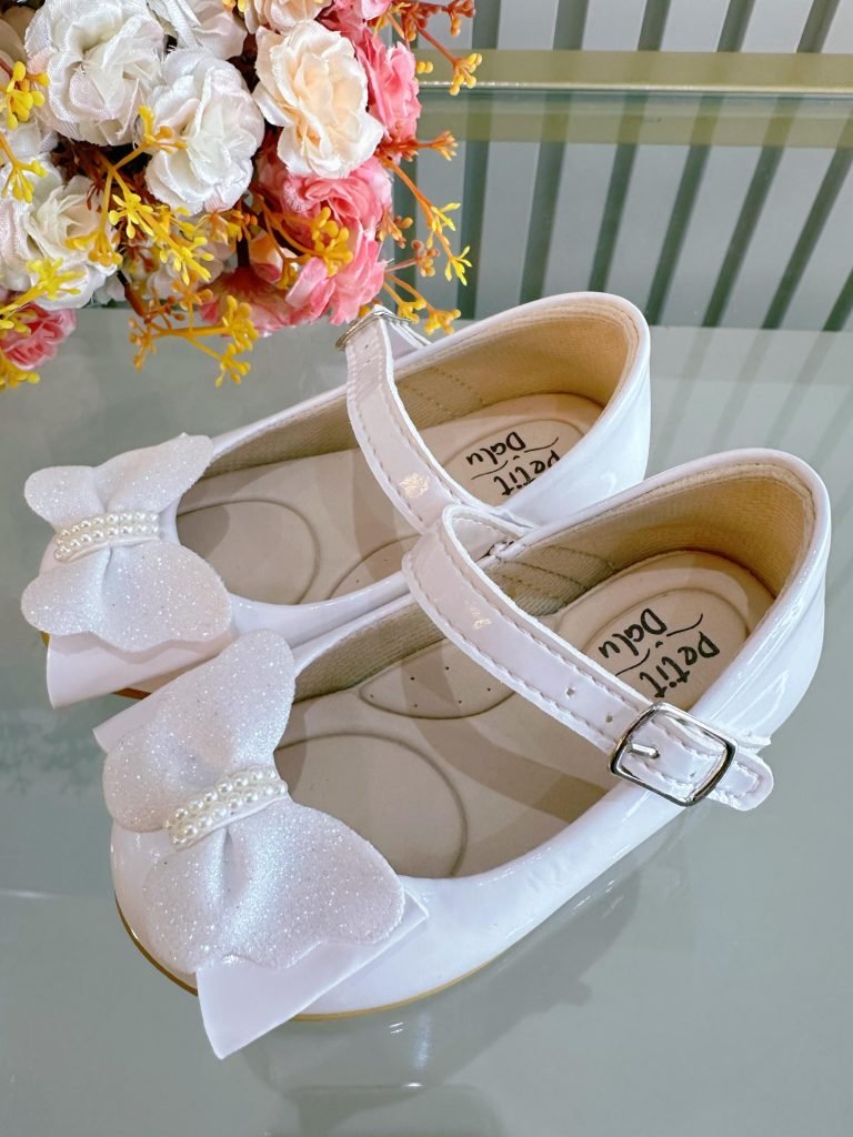 Sapatinho Infantil Branco Verniz C/ Aplique Borboleta Luxo
