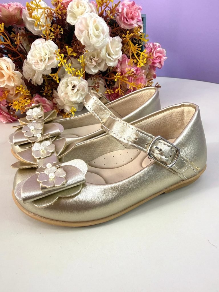 Sapatinho Infantil Dourado Fosco C/ Aplique de Florzinhas